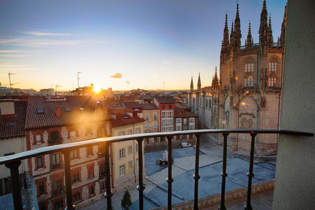 ブルゴスにあるUna MIRADA A LA CATEDRAL-Apartamentos Burgos Catedralの教会のある街の景色を望むバルコニー