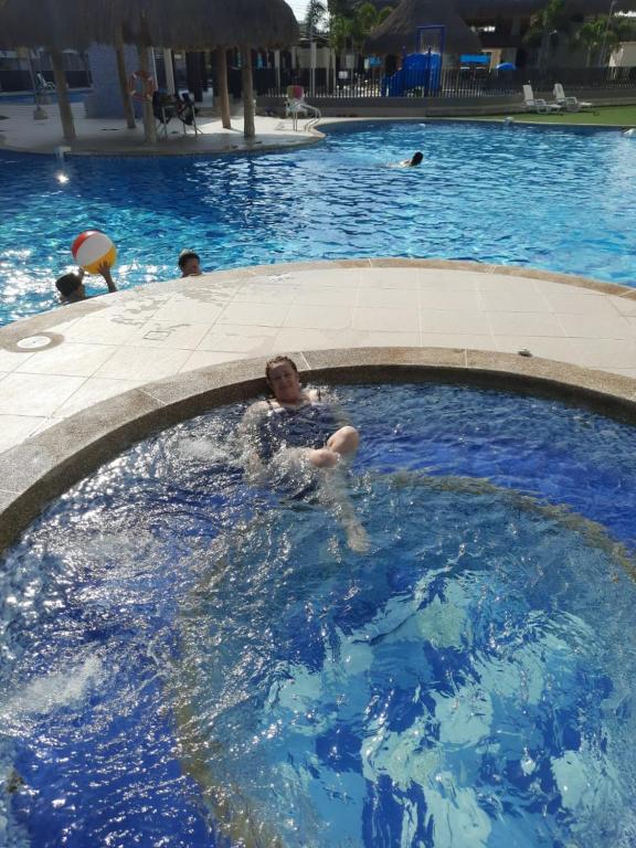 Bazén v ubytování Ricaurte vía a Girardot -Peñazul Aldea nebo v jeho okolí