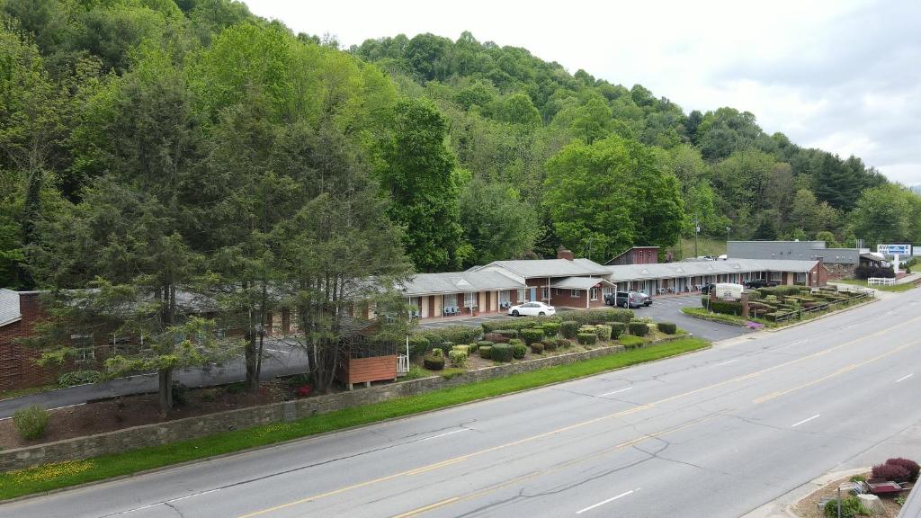 una vista aérea de una carretera en una ciudad en Parkway Inn, en Waynesville