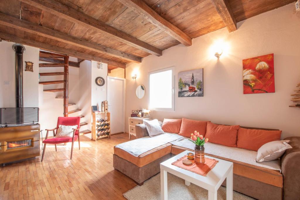 - un salon avec un canapé et une table dans l'établissement Cozy cottage, little paradise in the hinterland, à Kotor