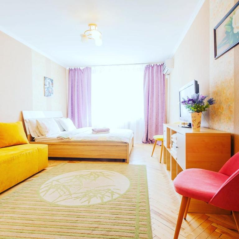 een slaapkamer met een bed, een bank en een tafel bij 1 room 50m2 center of Obolon near River side. Dream Town in Kiev