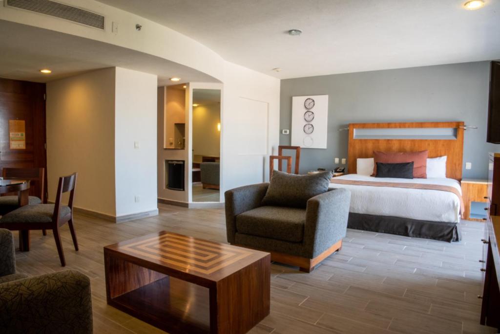 Postel nebo postele na pokoji v ubytování Real Inn Guadalajara Expo