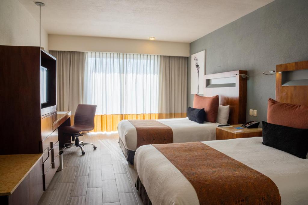 Postel nebo postele na pokoji v ubytování Real Inn Guadalajara Expo