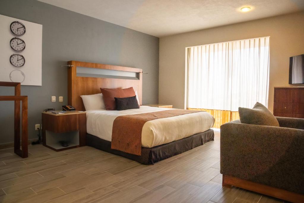 Postel nebo postele na pokoji v ubytování Real Inn Guadalajara Expo
