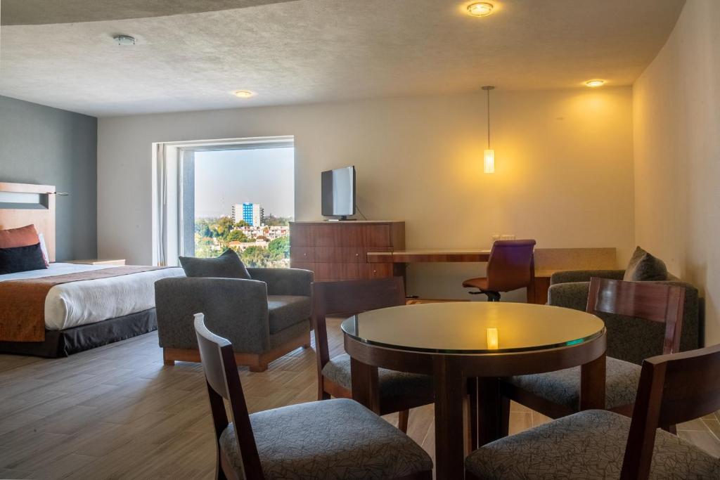 Postel nebo postele na pokoji v ubytování Real Inn Guadalajara Expo