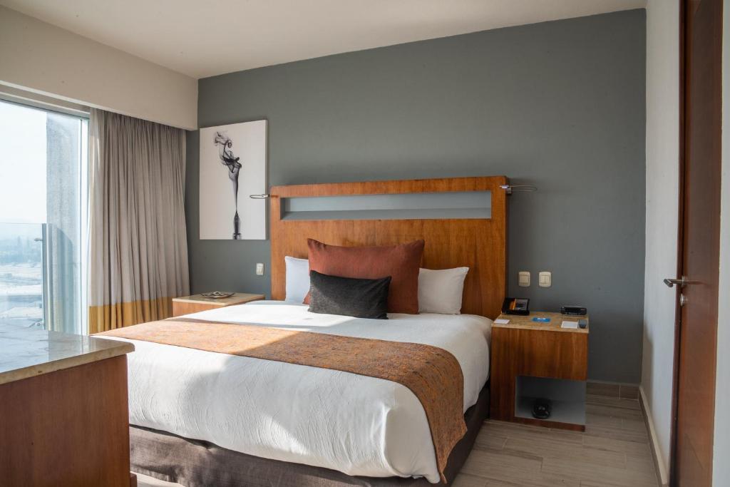 Postel nebo postele na pokoji v ubytování Real Inn Guadalajara Expo