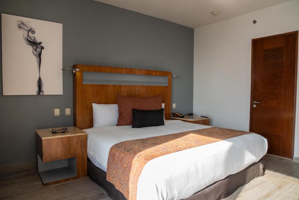 Postel nebo postele na pokoji v ubytování Real Inn Guadalajara Expo
