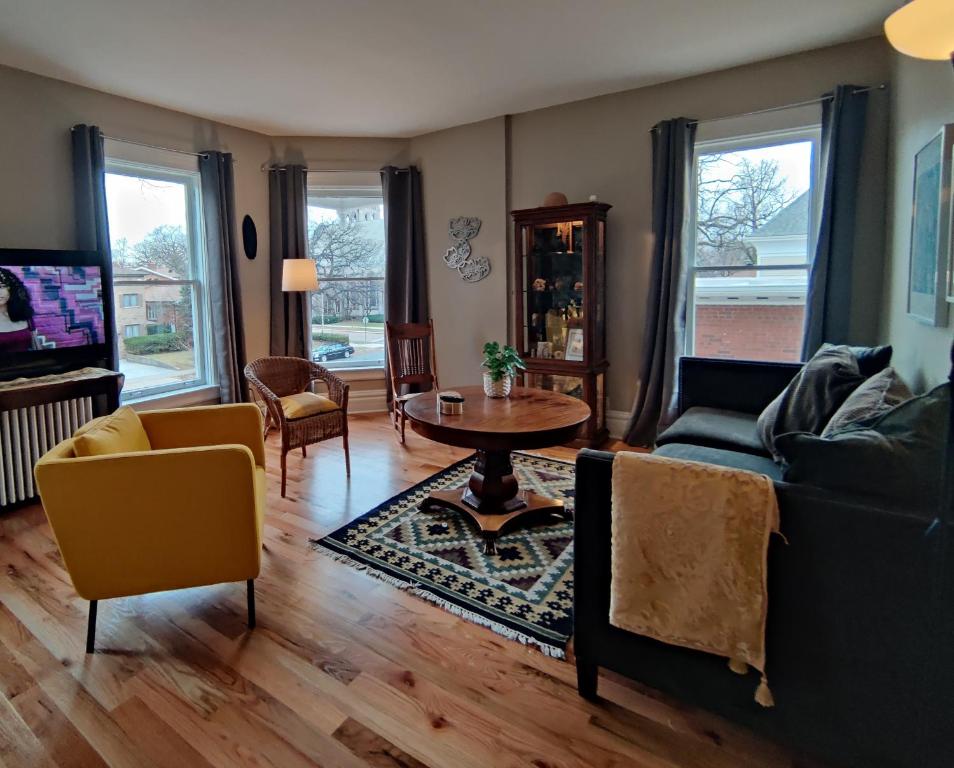 uma sala de estar com um sofá e uma mesa em Historic Oak Park Home for 6 / Hemingway District em Oak Park