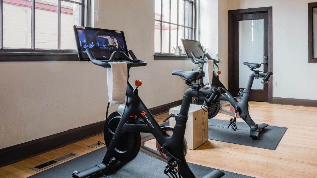 Fitness centrum a/nebo fitness zařízení v ubytování SCP Redmond Hotel