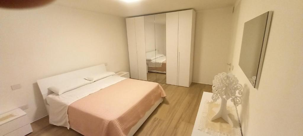 莫利亞諾威尼托的住宿－Grengarden home，白色卧室配有床和镜子