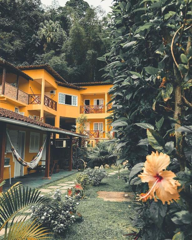 Un jardín fuera de Pousada Porto Girassol