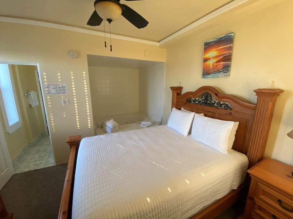 Postel nebo postele na pokoji v ubytování Pismo Beach Hotel