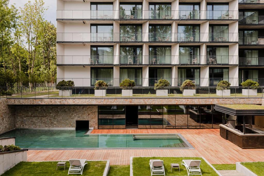 uma vista exterior de um edifício com piscina em Radisson Resort Kołobrzeg em Kolobrzeg