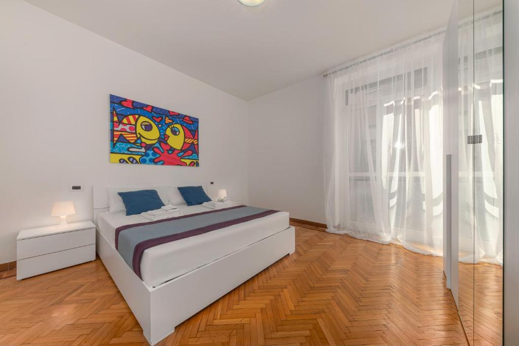 sypialnia z łóżkiem i obrazem na ścianie w obiekcie Casa da Suite Inventa w Mediolanie