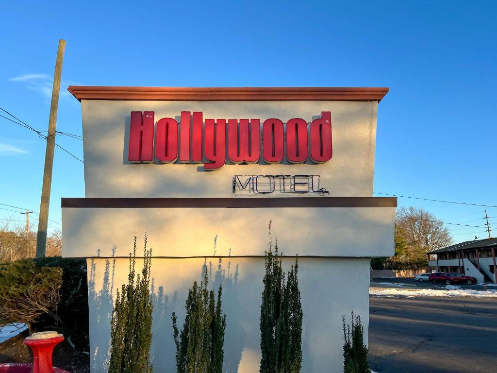 a hollywood motel sign on the side of a street at HOLLYWOOD MOTEL in Farmingdale