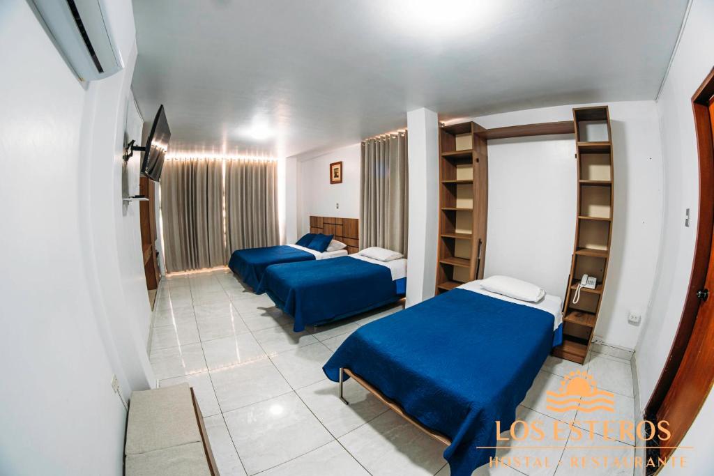 A bed or beds in a room at Los Esteros Hostal