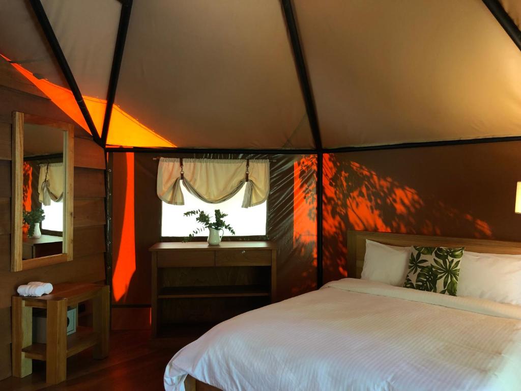 Postel nebo postele na pokoji v ubytování Hotel Arenal Glamping