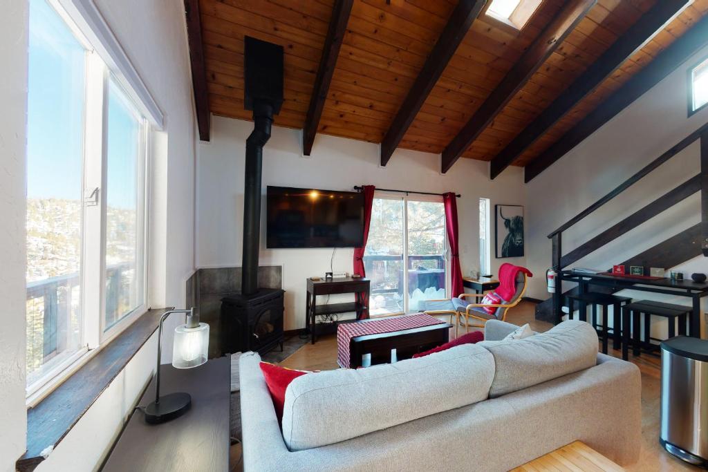 uma sala de estar com um sofá e um piano em Overlook Nook em Stateline