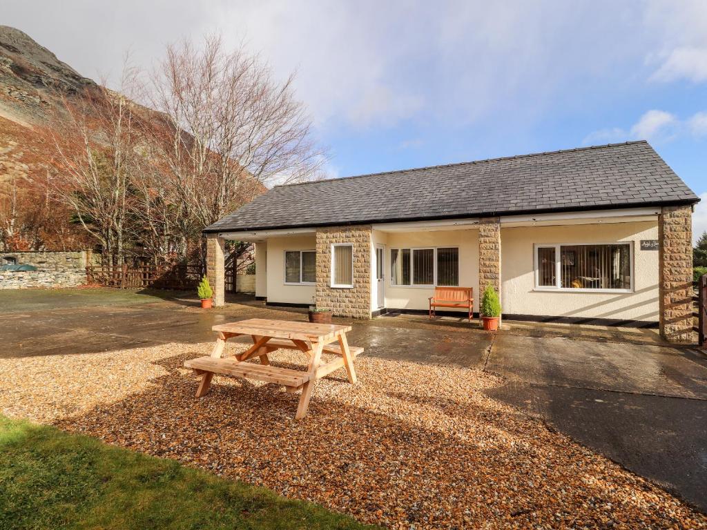 a house with a picnic table in front of it at Awel Y Berwyn in Oswestry