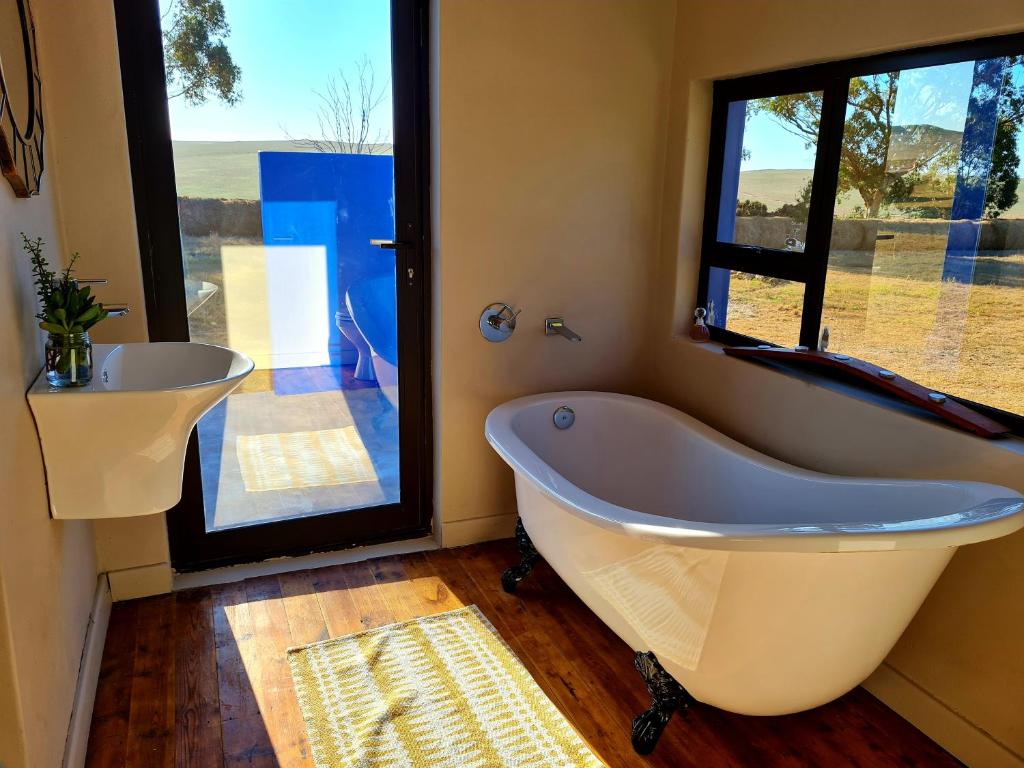 Un baño de Die Blouhuis Farmhouse Retreat with a hot tub