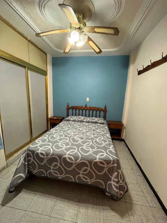 Postel nebo postele na pokoji v ubytování Hotel Paris