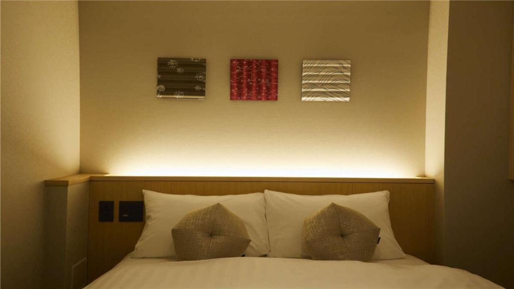 Łóżko lub łóżka w pokoju w obiekcie KYOTO GION HOTEL