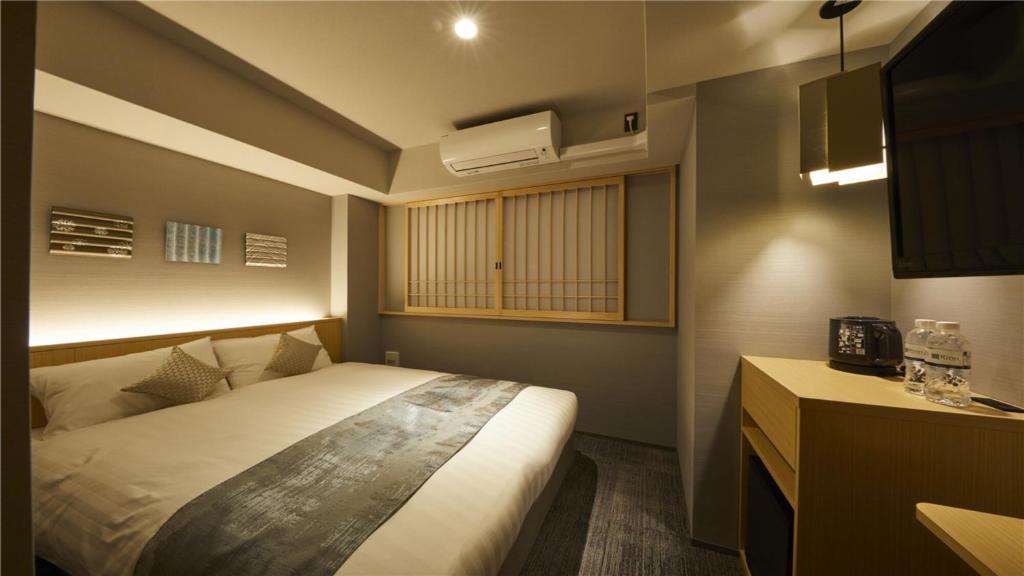 Łóżko lub łóżka w pokoju w obiekcie KYOTO GION HOTEL