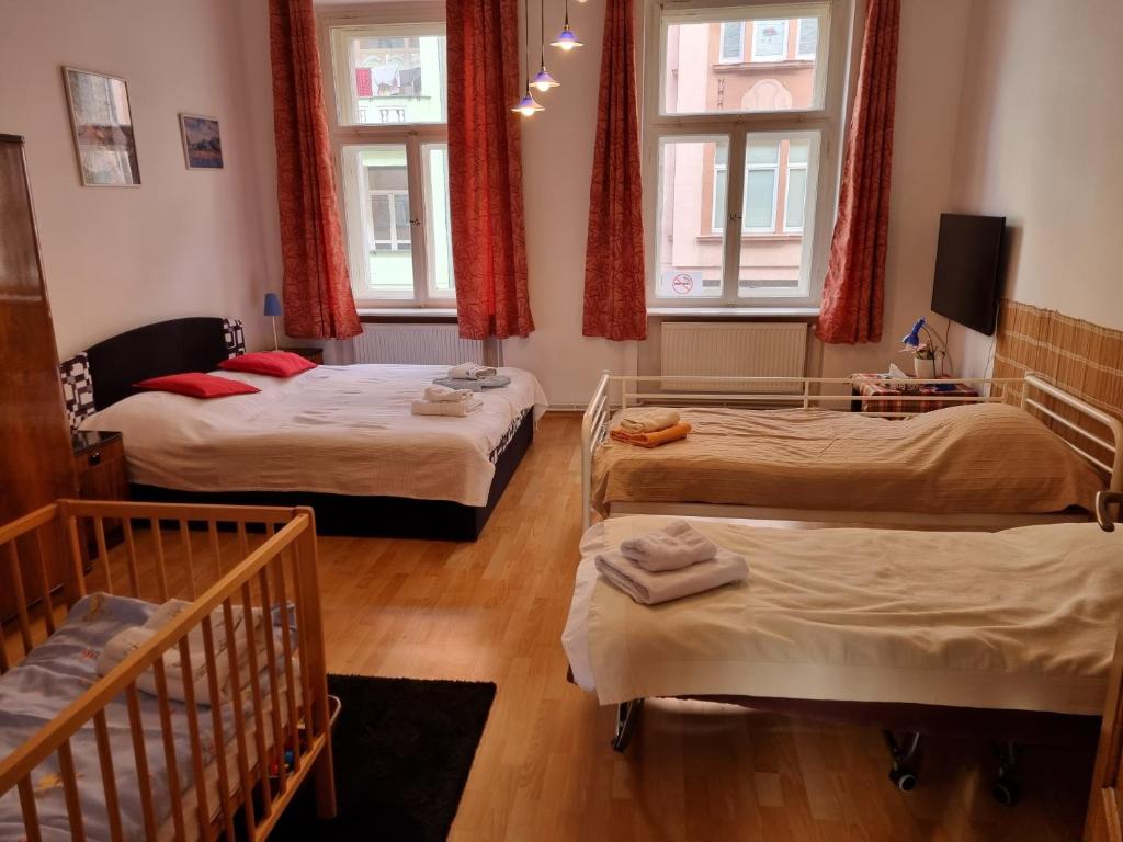 ein Schlafzimmer mit 2 Betten und einem Kinderbett in der Unterkunft Café Dlask in Varnsdorf