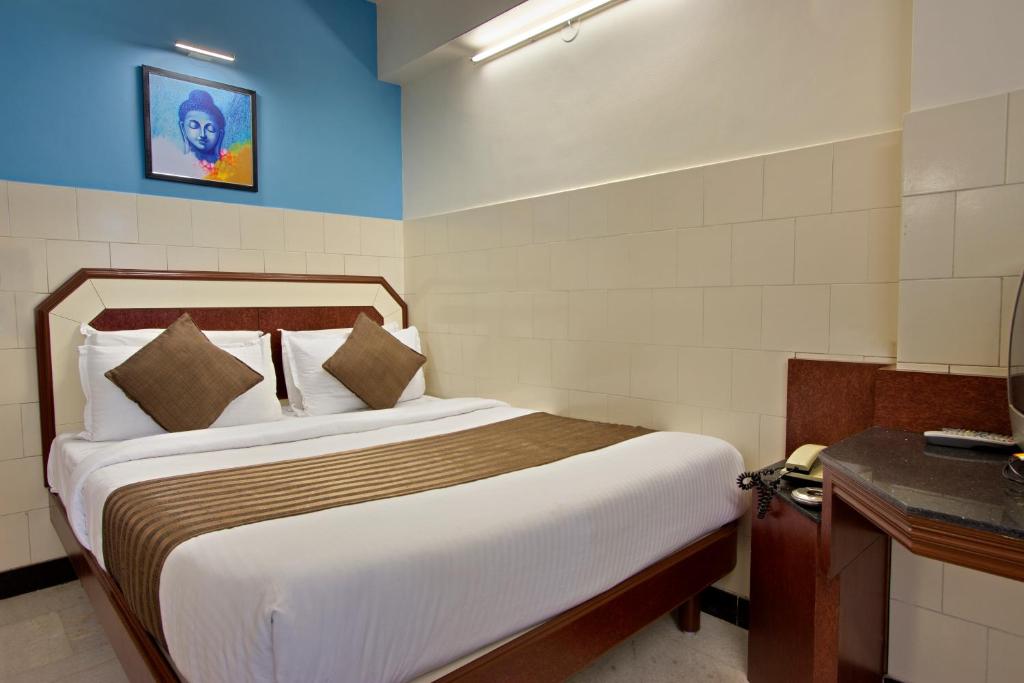 Postel nebo postele na pokoji v ubytování Mannars Yatri Nivas Hotel