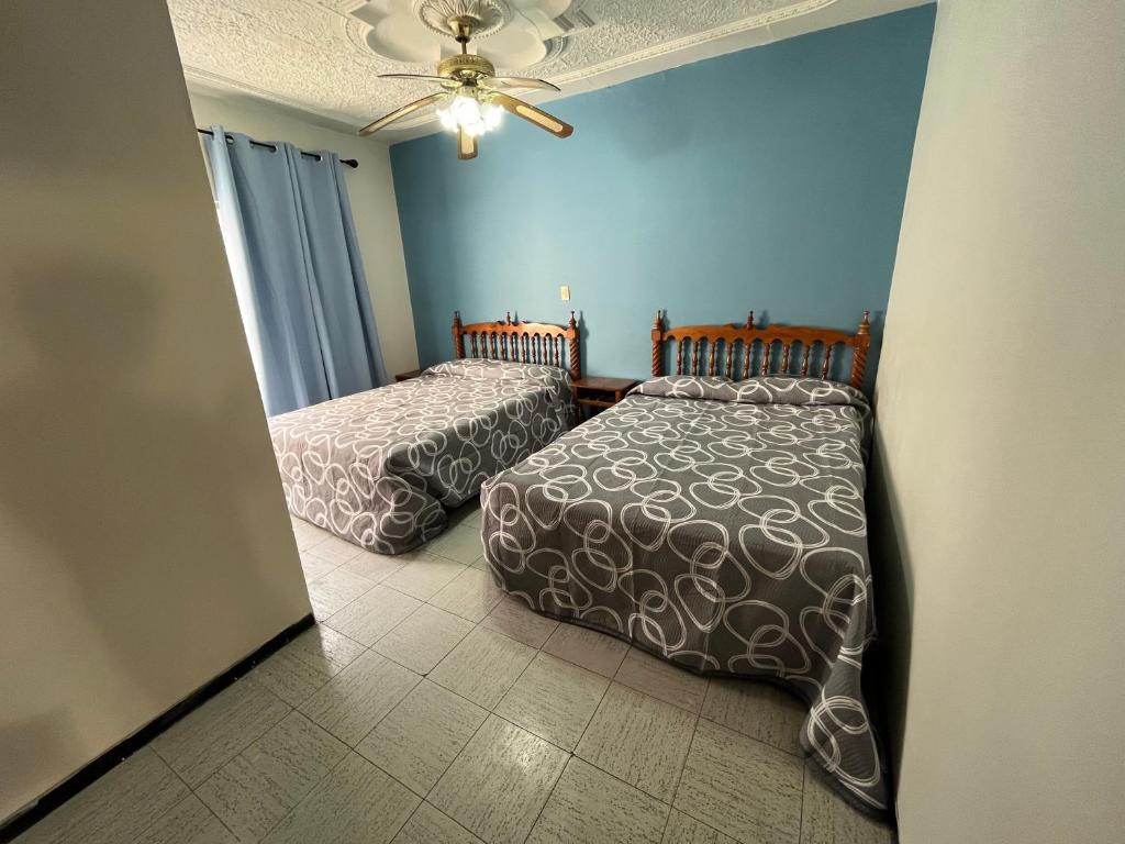 Postel nebo postele na pokoji v ubytování Hotel Paris