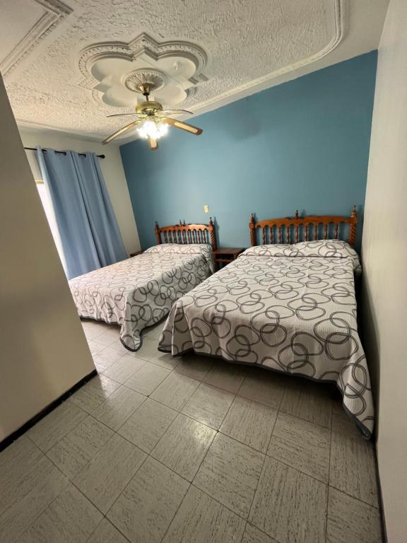 Postel nebo postele na pokoji v ubytování Hotel Paris