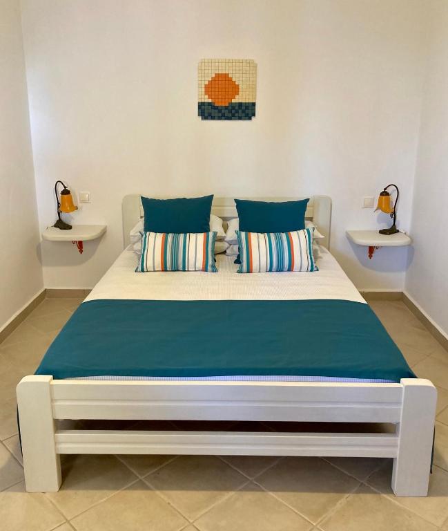 Postel nebo postele na pokoji v ubytování SYROU LOTOS Studios & Apartments