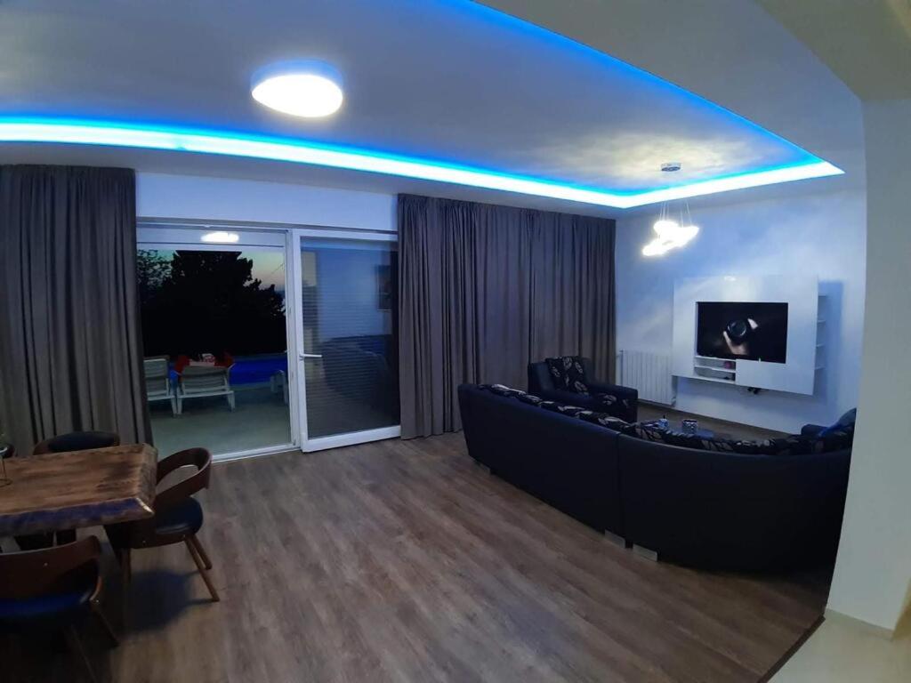 TV a/nebo společenská místnost v ubytování Pool-Villa „4 Seasons“ Seaview