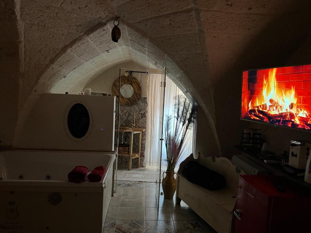 Telewizja i/lub zestaw kina domowego w obiekcie Suite Pirite- Palazzo Savoia 1856