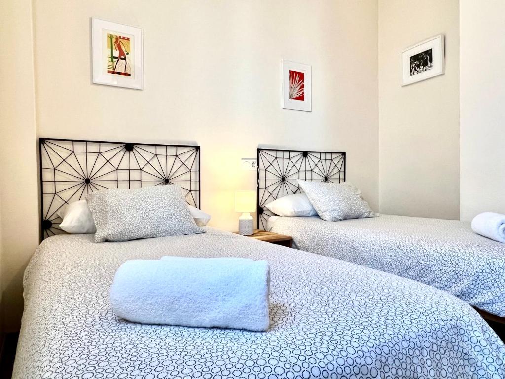 Łóżko lub łóżka w pokoju w obiekcie Teodosio Apartment FREE PARKING & CENTRAL AC