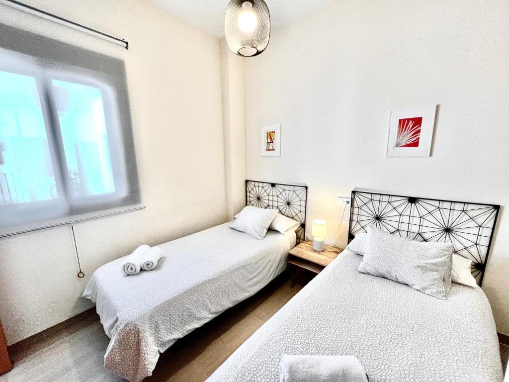 Łóżko lub łóżka w pokoju w obiekcie Teodosio Apartment FREE PARKING & CENTRAL AC
