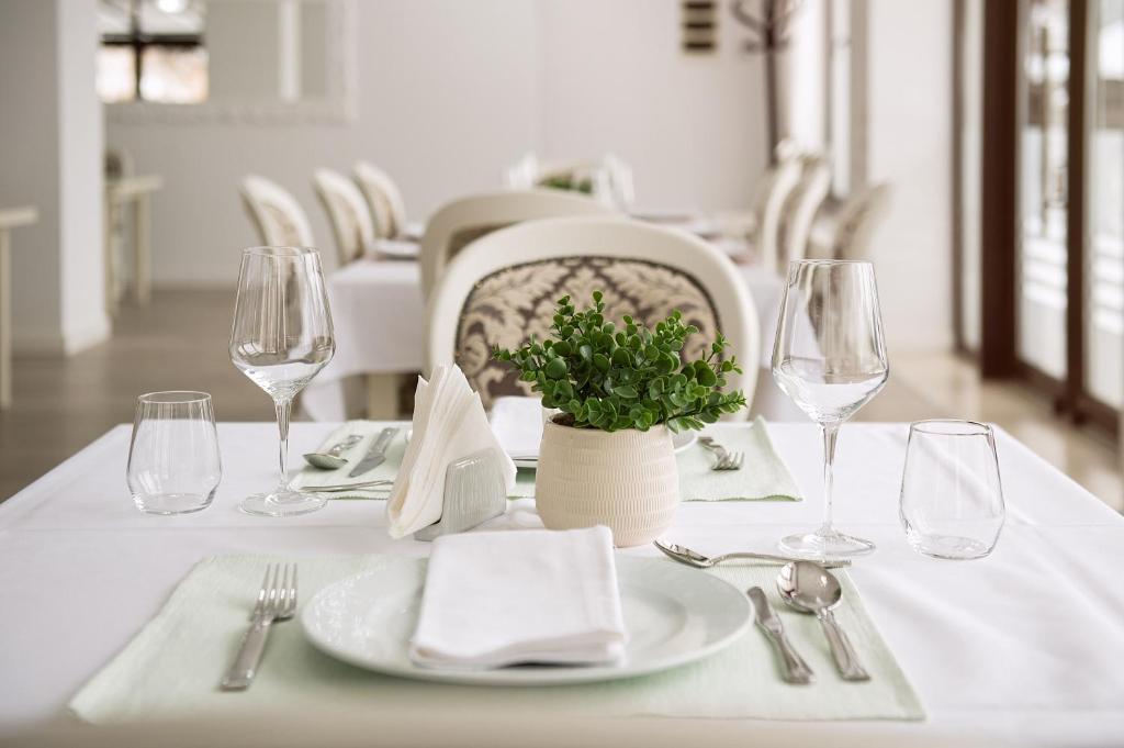 a white table with a white table cloth and a white table sidx sidx at Complex Pescăresc Gura Repezii Borșa in Borşa