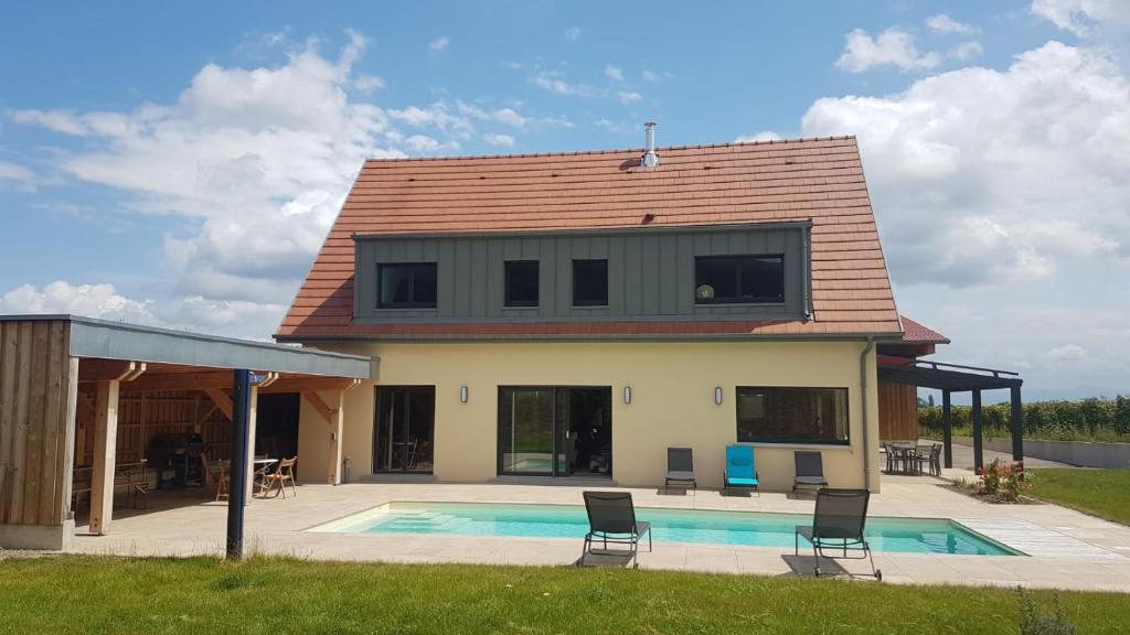 uma casa com uma piscina em frente em Superbe Maison Jacuzzi+Piscine au cœur des vignes em Pfaffenheim