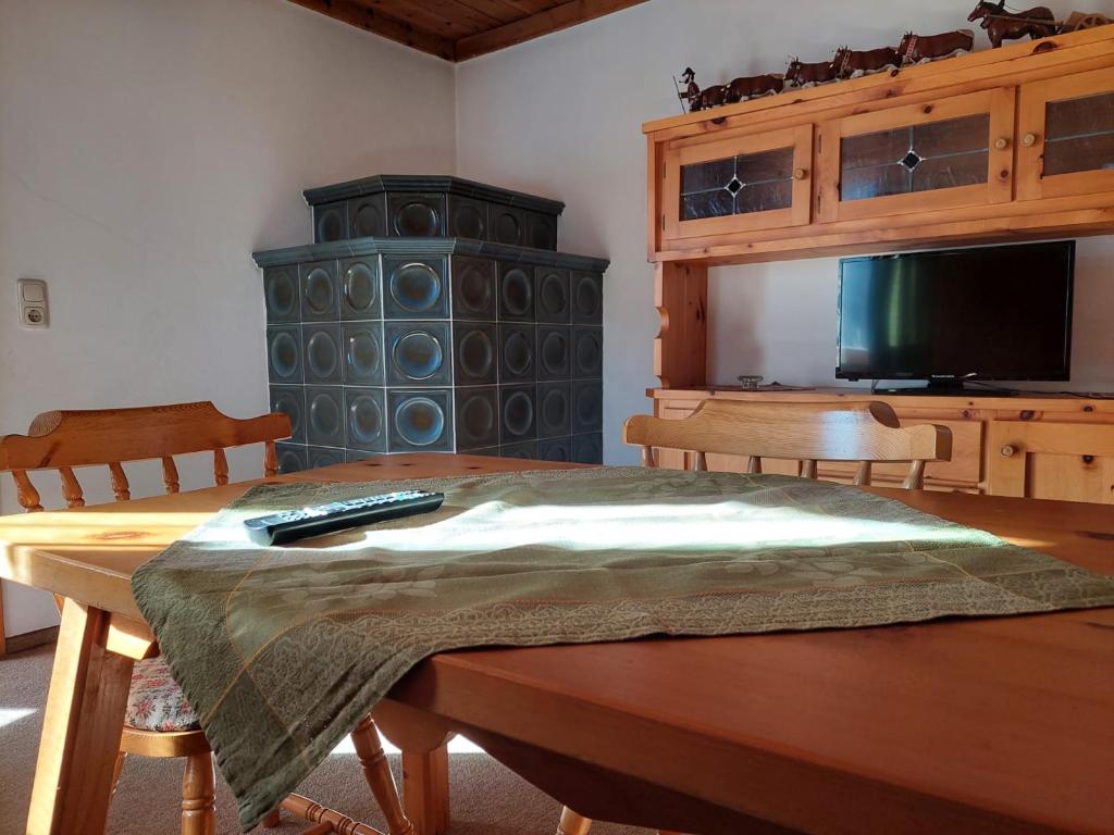 una sala de estar con una mesa con mando a distancia. en Ferienwohnung Muhlbauer en Wald im Pinzgau