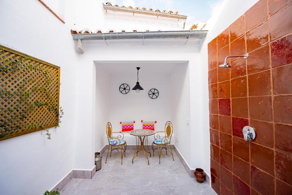 a dining area with a table and chairs in a room at CASA EL RINCONCITO in Antequera