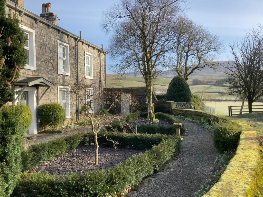 une maison avec un jardin en face dans l'établissement The Rowe House, à Horton in Ribblesdale