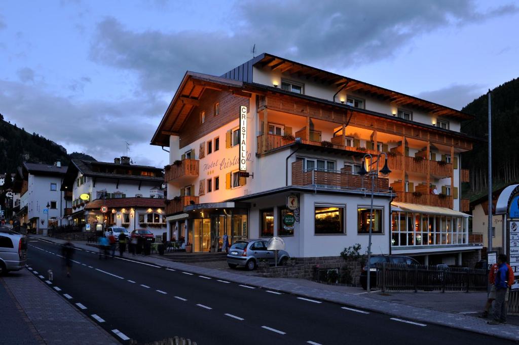 un bâtiment situé sur le côté d'une rue dans l'établissement Hotel Cristallo, à Santa Cristina Valgardena