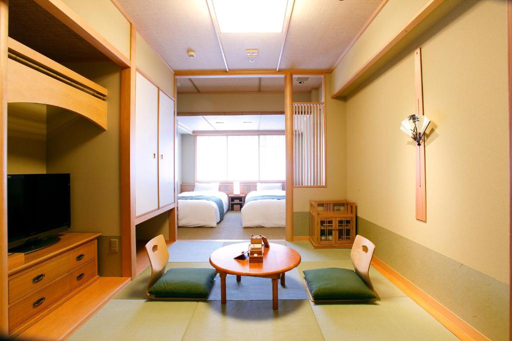 TV a/nebo společenská místnost v ubytování Kadensho, Arashiyama Onsen, Kyoto - Kyoritsu Resort