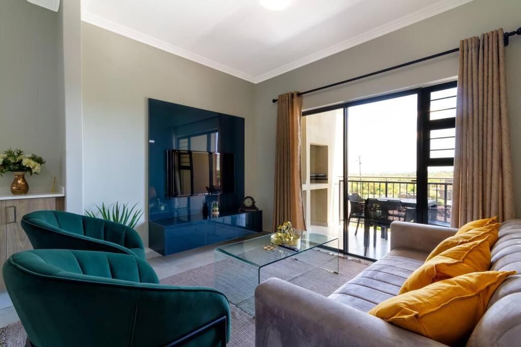 Χώρος καθιστικού στο Alimama Spaces: The Thando's Kyalami Woods