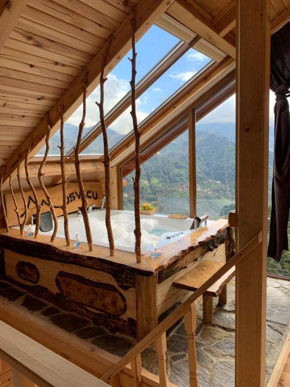 a bed in a wooden house with a view at Oşvacu Dağ Evleri in Çamlıhemşin