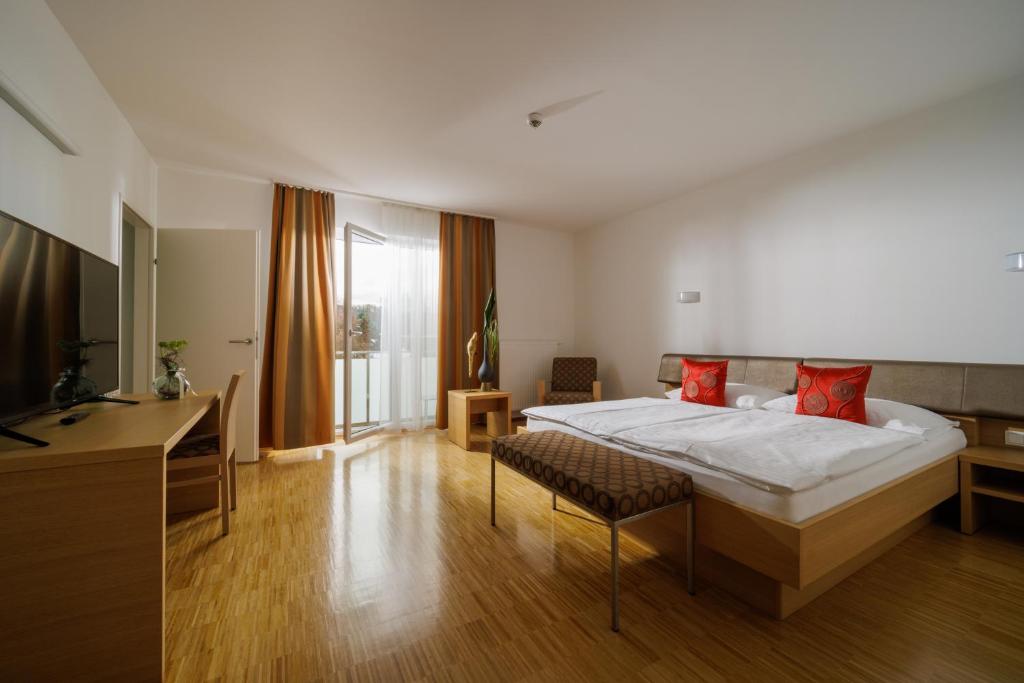 TV a/nebo společenská místnost v ubytování Hotel Garni Toscanina - Adults Only