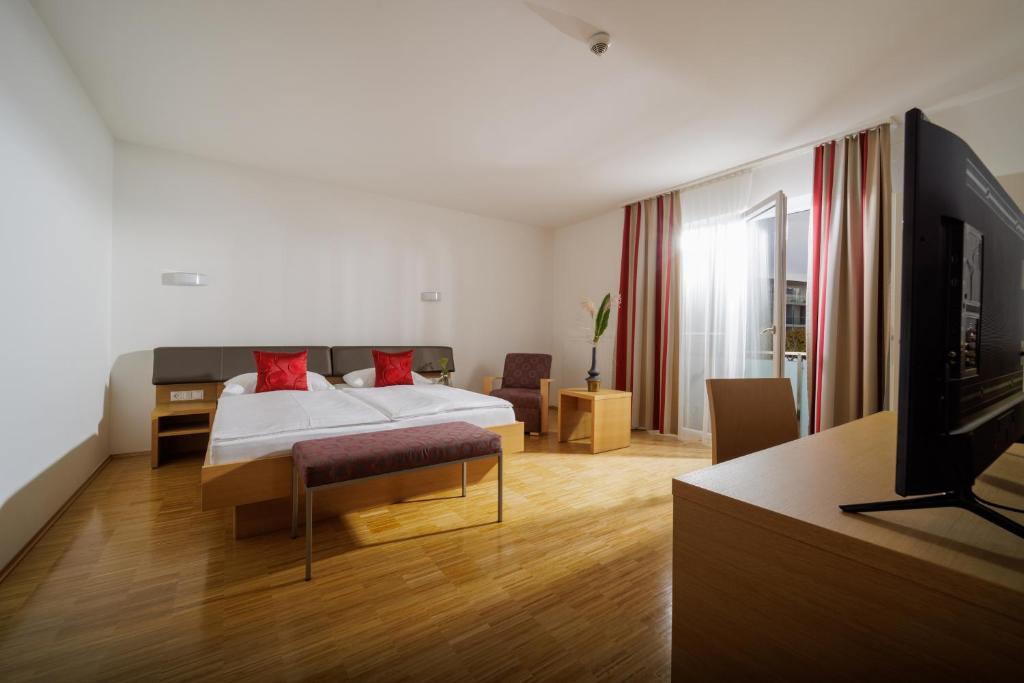 TV a/nebo společenská místnost v ubytování Hotel Garni Toscanina - Adults Only