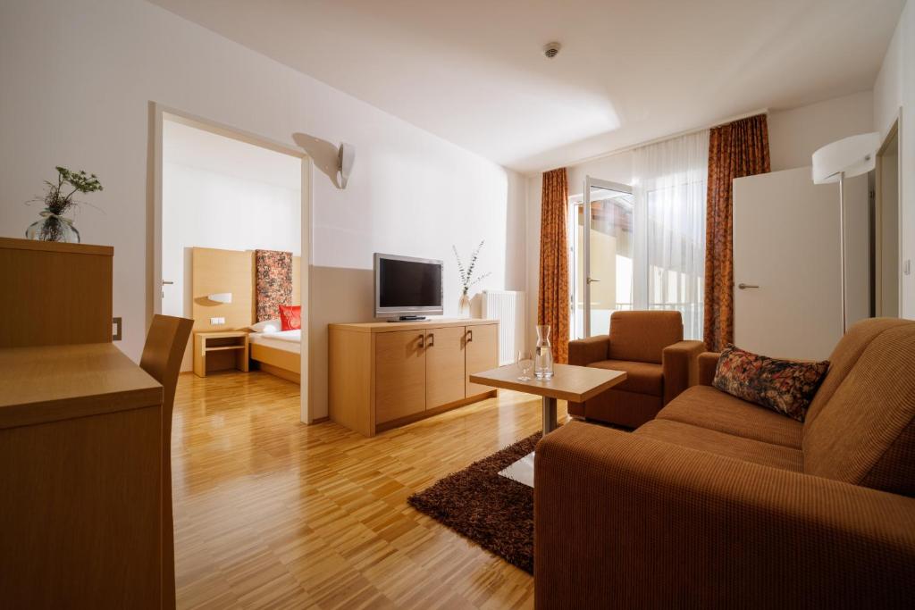 TV a/nebo společenská místnost v ubytování Hotel Garni Toscanina - Adults Only