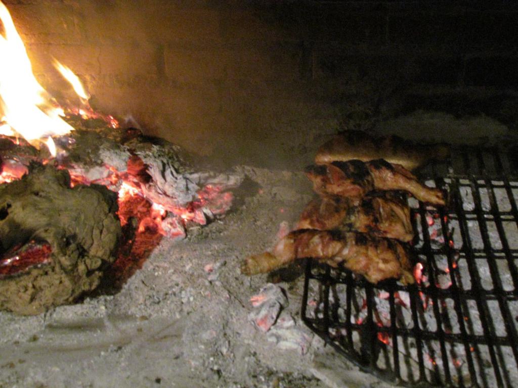 Barbacoa disponible para clientes en el hostal o pensión