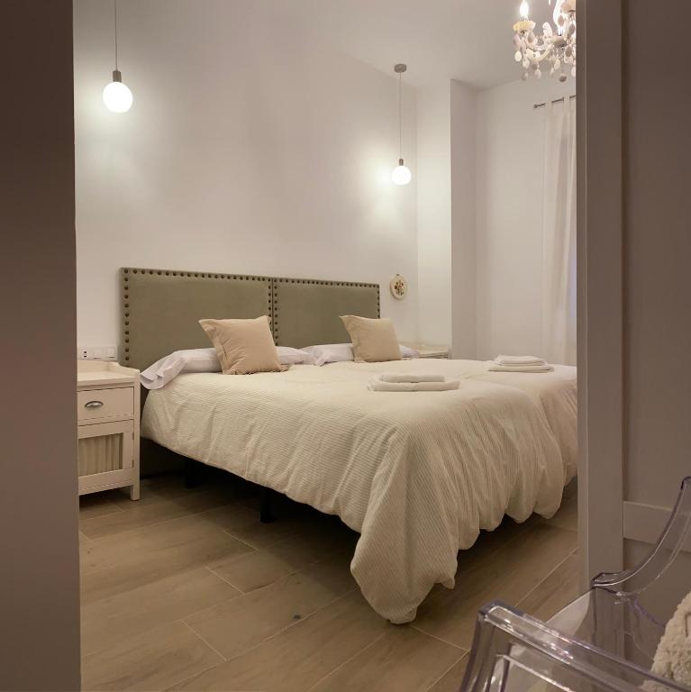 A bed or beds in a room at Casa Elsa Almagro